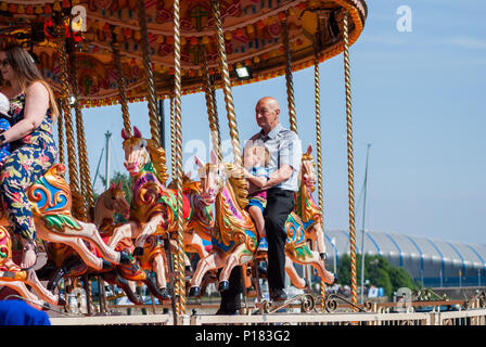 Italienische Sportwagen in Cardiff Bay an einem sonnigen Tag ausgestellt. Stockfoto