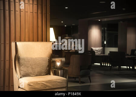 Luxuriöse Sofas in der Lounge des Hotels mit Beleuchtung. Stockfoto