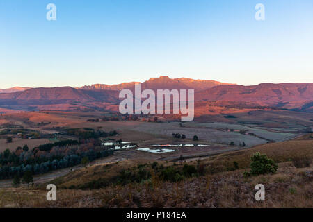 Drakensberge am frühen Morgen Herbst Farben Champagne Castle Mountain Tal mit Blick auf die malerische Landschaft. Stockfoto