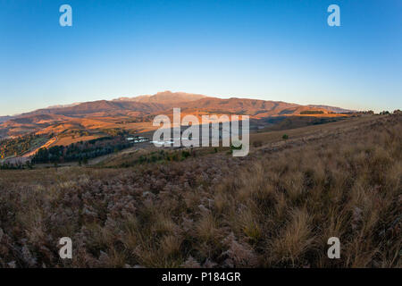 Drakensberge am frühen Morgen Herbst Farben Champagne Castle Mountain Tal mit Blick auf die malerische Landschaft. Stockfoto