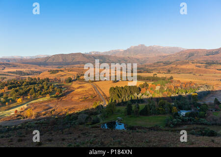 Drakensberge am frühen Morgen Herbst Farben mit Blick auf Champagner Schloss Berg und Tal eine malerische Landschaft Stockfoto