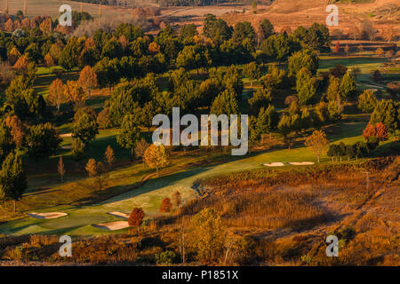 Am frühen Morgen Herbst Farben mit Blick auf Golfplatz Green Flag stick Fahrrinnen bäume landschaft Stockfoto