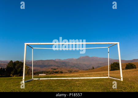 Fußball Fußball Ziel Pole in der Drakensberge am frühen Morgen Herbst Farben suchen Champagner Schloss Berg und Tal Landschaft Stockfoto