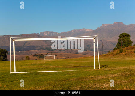 Fußball Fußball Ziel Pole in der Drakensberge am frühen Morgen Herbst Farben suchen Champagner Schloss Berg und Tal Landschaft Stockfoto