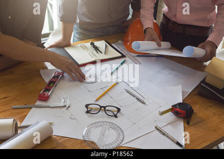 Ingenieur und Architekt, Ingenieur Architekten und Immobilienmakler Office Team arbeiten mit Blueprints Stockfoto