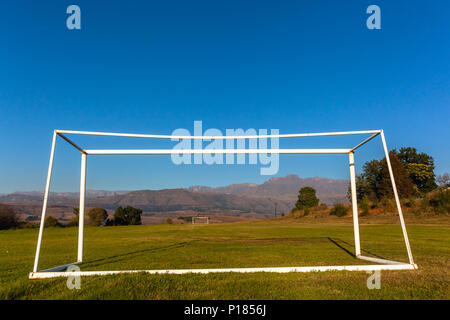 Fußball Fußball Ziel Pole in der Drakensberge am frühen Morgen Herbst Farben suchen Champagner Schloss Berg und Tal Landschaft Stockfoto