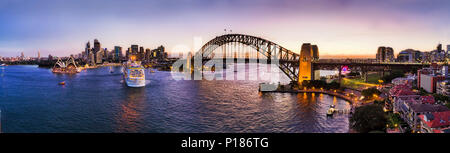 Urban Panorama um Sydney Harbour von Kirribilli zum Circular Quay mit den wichtigsten Sehenswürdigkeiten der Stadt und die Harbour Bridge bei Sonnenuntergang. Stockfoto