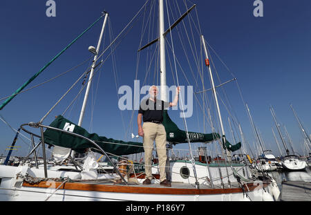 Sir Robin Knox-Johnston steht auf dem Deck des Schiffes Suhaili, an dem er die erste Person wurde, non-stop um die Welt vor 50 Jahren segeln. Stockfoto