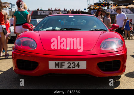 Italienische Sportwagen in Cardiff Bay an einem sonnigen Tag ausgestellt. Stockfoto