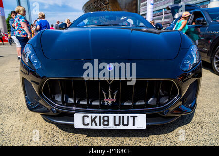 Italienische Sportwagen in Cardiff Bay an einem sonnigen Tag ausgestellt. Stockfoto