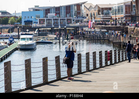 Italienische Sportwagen in Cardiff Bay an einem sonnigen Tag ausgestellt. Stockfoto