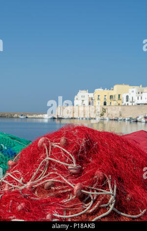 Morgen Landschaft Foto in Gallipoli pier gemacht, farbenfrohen Fischer net nach dem Fischen, Apulien, Italien Stockfoto