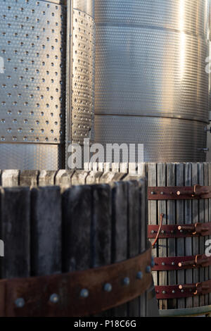 Moderne bio Wein Produktion im Werk in Italien, INOX Stahlbehälter für die Gärung des Weines verwendeten Trauben Stockfoto