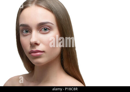 Horizontale Foto von Mädchen mit Licht Tag bis an Kamera schaut. Modell in ein wunderschönes Gesicht mit schönen geraden Augenbrauen, dicke Lippen, große Augen. braune Haare, eröffnet die Schultern. White studio Hintergrund. Stockfoto