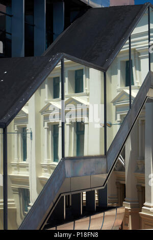 Wellington Rathaus spiegelt sich in Michael Fowler Center, Civic Square, Wellington, Nordinsel, Neuseeland Stockfoto