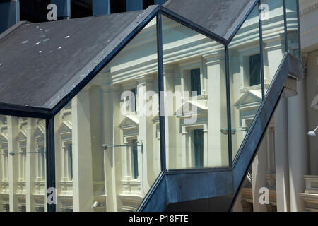 Wellington Rathaus spiegelt sich in Michael Fowler Center, Civic Square, Wellington, Nordinsel, Neuseeland Stockfoto