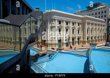 Wellington Rathaus, Wasserspiel, und Reflexion in Michael Fowler Center, Civic Square, Wellington, Nordinsel, Neuseeland Stockfoto