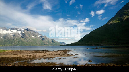 Panoramablick auf das Dorf und Urvika Sildpollnes Fjord, Insel Austvagoy, Lofoten, Norwegen Stockfoto