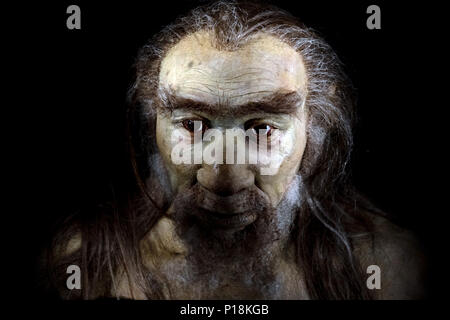 Homo sapiens Mann Gesicht isoliert auf Schwarz Stockfoto