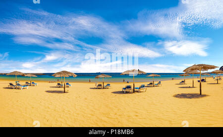 Playa de Las Teresitas, einem berühmten Strand in der Nähe von Santa Cruz de Tenerife mit malerischen San Andres Dorf Stockfoto