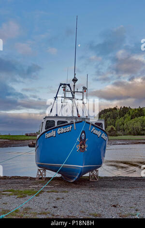 Alma angeln Boot bei Ebbe mit Mond neben dem Mast. Stockfoto