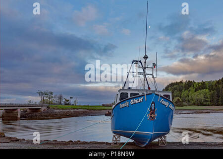 Alma angeln Boot bei Ebbe mit Mond neben dem Mast. Stockfoto