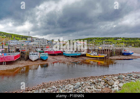 Alma, New Brunswick Hummer Fischerboote im Hafen bei Ebbe in der Bucht von Fundy. Stockfoto