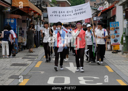 Koreanische Schüler marschieren, wie sie reenact Der 1. März Bewegung, auch bekannt als Sam-il Bewegung gegen die japanische Kolonialherrschaft, die am 1. März 1919 aufgetreten, daher auch der Name der Bewegung, in der Stadt Seoul, die Hauptstadt der Republik Korea Stockfoto