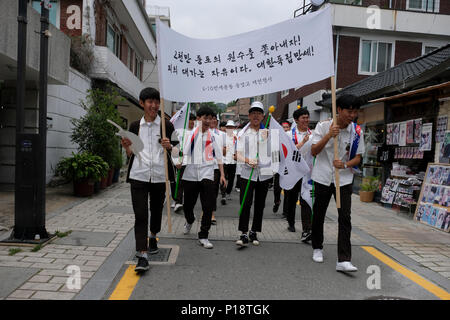 Koreanische Schüler marschieren, wie sie reenact Der 1. März Bewegung, auch bekannt als Sam-il Bewegung gegen die japanische Kolonialherrschaft, die am 1. März 1919 aufgetreten, daher auch der Name der Bewegung, in der Stadt Seoul, die Hauptstadt der Republik Korea Stockfoto