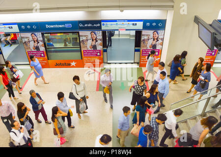 Singapur - Feb 16, 2017: Passagiere ein MRT-Zug an einer Station. Die MRT-Netzwerk umfasst 199,6 Kilometer Strecke, mit 119 Stationen in Oper Stockfoto