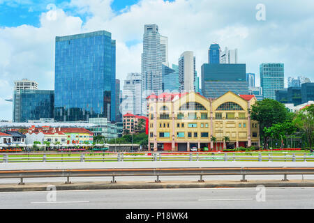 Singapur Geschäftsviertel mit moderner Architektur, restauramts und Wolkenkratzer von der Autobahn Stockfoto