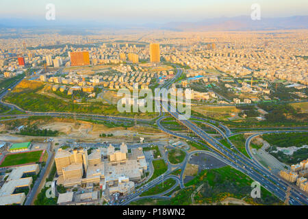 Luftaufnahme von Teheran von Milad Tower. Iran Stockfoto