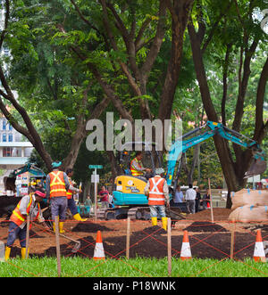 Singapur - Jan 16, 2017: Arbeitnehmer arbeiten im öffentlichen Park in Singapur. Singapur ist eine große politische, finanzielle und kulturelle Zentrum in Asien. Stockfoto