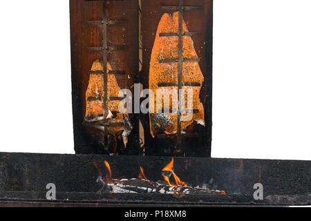 Vorbereitung für rauchende Lachse über einem offenen Feuer Stockfoto