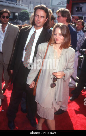 HOLLYWOOD, CA - 6. Oktober: (L-R) Schauspieler Randy Stone und Schauspielerin Jodie Foster nehmen an der "Little Man Tate" Hollywood Premiere am 6. Oktober 1991 bei Mann's Chinese Theater in Hollywood, Kalifornien. Foto von Barry King/Alamy Stock Foto Stockfoto
