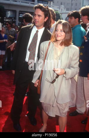 HOLLYWOOD, CA - 6. Oktober: (L-R) Schauspieler Randy Stone und Schauspielerin Jodie Foster nehmen an der "Little Man Tate" Hollywood Premiere am 6. Oktober 1991 bei Mann's Chinese Theater in Hollywood, Kalifornien. Foto von Barry King/Alamy Stock Foto Stockfoto