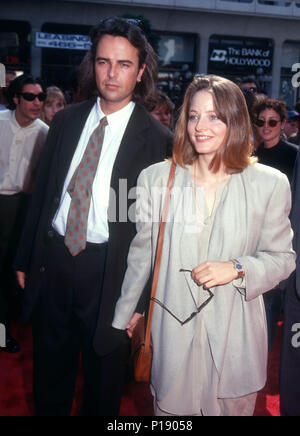 HOLLYWOOD, CA - 6. Oktober: (L-R) Schauspieler Randy Stone und Schauspielerin Jodie Foster nehmen an der "Little Man Tate" Hollywood Premiere am 6. Oktober 1991 bei Mann's Chinese Theater in Hollywood, Kalifornien. Foto von Barry King/Alamy Stock Foto Stockfoto