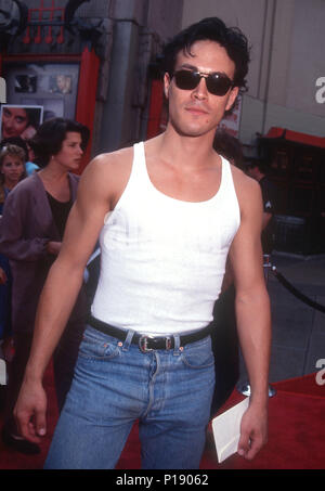 HOLLYWOOD, CA - 6. Oktober: Schauspieler Brandon Lee besucht die "Little Man Tate" Hollywood Premiere am 6. Oktober 1991 bei Mann's Chinese Theater in Hollywood, Kalifornien. Foto von Barry King/Alamy Stock Foto Stockfoto