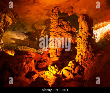 Wunderschöne Aussicht auf Sung Sot Höhle oder Überraschung Grotte auf Bo Hon Insel ist eines der schönsten und größten Grotten von Ha Long Bay, in der Mitte des UNESCO Stockfoto