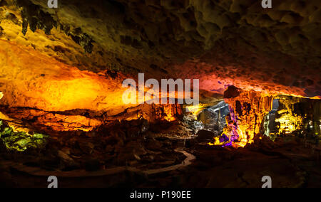 Wunderschöne Aussicht auf Sung Sot Höhle oder Überraschung Grotte auf Bo Hon Insel ist eines der schönsten und größten Grotten von Ha Long Bay, in der Mitte des UNESCO Stockfoto