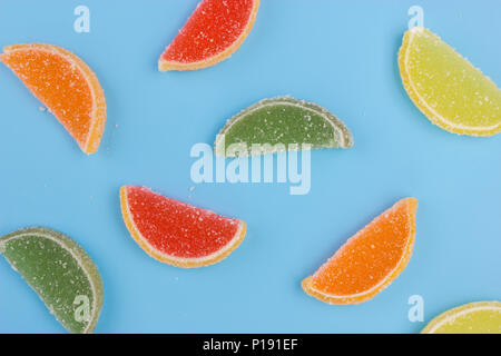 Zeile Schichten der bunten Fruchtgelees auf blauem Hintergrund Stockfoto