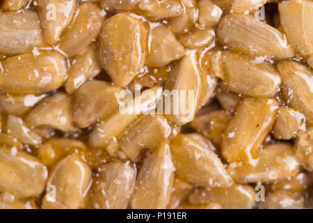 Kozinaki aus Sonnenblumenkernen in einem zuckersirup als Lebensmittel Hintergrund oder Textur. Stockfoto