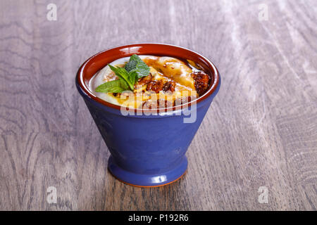 Eis mit Walnuss serviert mint Stockfoto