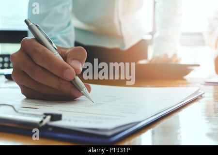 Unternehmer schriftlich oder verweist auf den Bericht. Business Strategie Konzept. Stockfoto