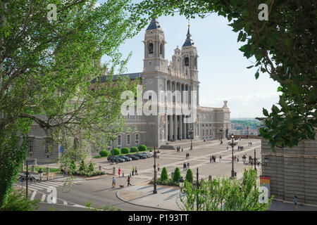 Der Kathedrale von Madrid, Blick durch eine Überdachung der Bäume in den Bailen Gärten in Richtung Catedral Nuestra Señora de la Almudena und Plaza Armeria in Madrid. Stockfoto