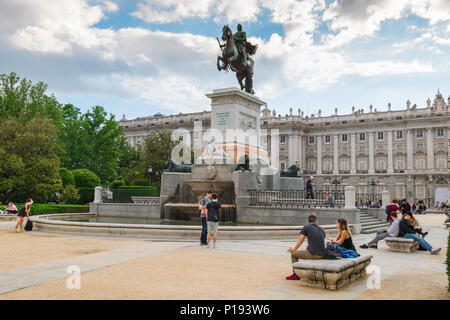 Plaza de Oriente Madrid, Blick auf die Statue von König Felipe iv. Im Zentrum der historischen Plaza de Oriente, Madrid, Spanien. Stockfoto