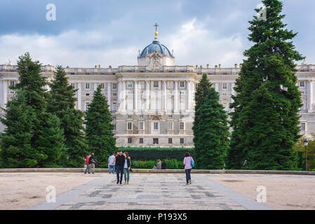 Madrid Palacio Real, Blick auf die Nordseite des Palacio Real, des Königspalastes, im Zentrum von Madrid von einer Terrasse im Jardines de Sabatini, Spanien Stockfoto