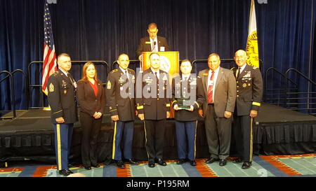 Von links, Command Sergeant Major U.S. Army Reserve Command, Command Sgt. Maj. James Willis; Aufsichtspersonal Administrator 367 Ingenieur Bataillon, Frau Holly Nygaard; Command Sergeant Major 367 Ingenieur Bataillon, Command Sgt. Maj. Eric Larson, Kommandierender General der US-Armee den Befehl, Gen. Robert Abrams; Commander 367 Ingenieur Bataillon, Oberstleutnant Jerry Criswell; ehemaliger Chief Army Reserve, Generalleutnant Jack Stultz (Ret.); Leiter der Armee, Generalleutnant Charles Luckey, posieren mit den 367 Engineer Battalion neu Walter T Kerwin Readiness Award beim Frühstück Präsentation ausgezeichnet. Stockfoto