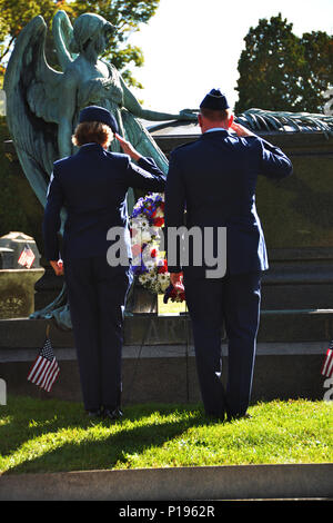 MENANDS, NY - Brig Gen. Thomas J. Owens, stellvertretender Adjutant General der New York Air National Guard, und der New York Air National Guard Command Chief Master Sgt. Amy Giaquinto (links) präsentieren, nachdem sie einen Kranz am Grab von Präsident Chester Arthur, der 21. Präsident der Vereinigten Staaten, die sich in Albanien ländlichen Friedhof am Okt. 5, 2016 begraben ist. Der New Yorker Nationalgarde stellt das Weiße Haus in diesem Fall jährlich auf der verstorbene Präsident Geburtstag. (U.s. Army National Guard Foto vom Kapitän Jean Marie Kratzer) Stockfoto