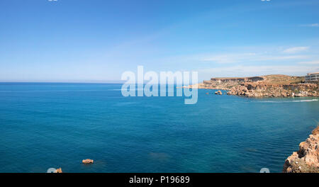 Azurblauen Bucht von Ghajn Tuffieha mit Felsen, Malta, EU Stockfoto